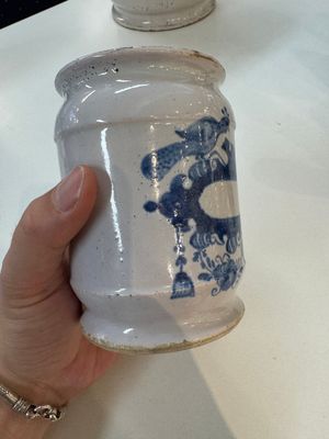 Five blue and white Dutch Delft albarello-type apothecary jars, 18th C. — photo 20