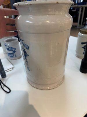 Five blue and white Dutch Delft albarello-type apothecary jars, 18th C. — photo 2