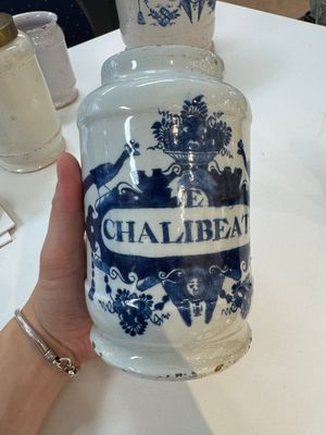 Five blue and white Dutch Delft albarello-type apothecary jars, 18th C. — photo 30