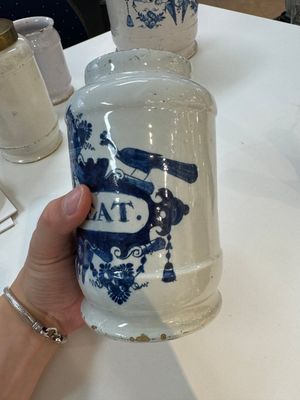 Five blue and white Dutch Delft albarello-type apothecary jars, 18th C. — photo 31