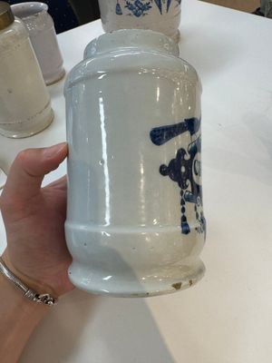 Five blue and white Dutch Delft albarello-type apothecary jars, 18th C. — photo 33