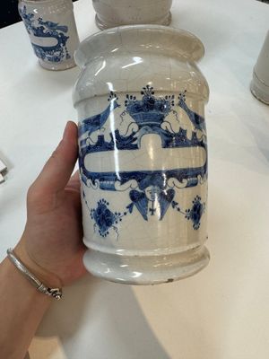 Five blue and white Dutch Delft albarello-type apothecary jars, 18th C. — photo 9
