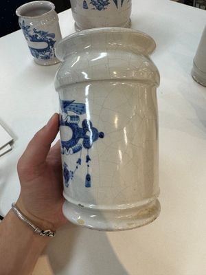 Five blue and white Dutch Delft albarello-type apothecary jars, 18th C. — photo 10