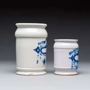 Five blue and white Dutch Delft albarello-type apothecary jars, 18th C. — photo 11