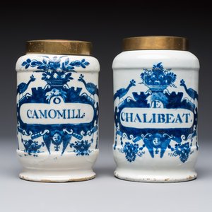 Five blue and white Dutch Delft albarello-type apothecary jars, 18th C. — photo 2