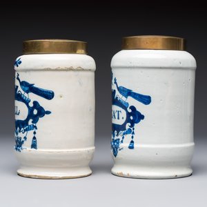 Five blue and white Dutch Delft albarello-type apothecary jars, 18th C. — photo 3