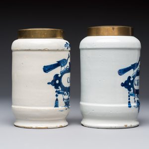 Five blue and white Dutch Delft albarello-type apothecary jars, 18th C. — photo 5