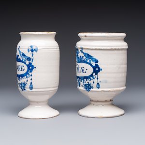 Five blue and white Dutch Delft and Brussels faience drug jars, 18th C. — photo 15