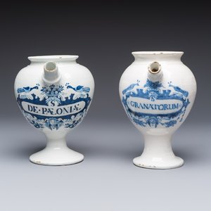Five blue and white Dutch Delft and Brussels faience drug jars, 18th C. — photo 5