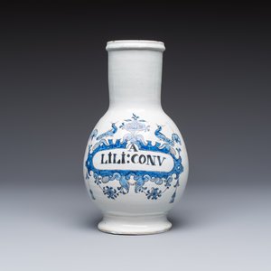 Five blue and white Dutch Delft and Brussels faience drug jars, 18th C. — photo 8
