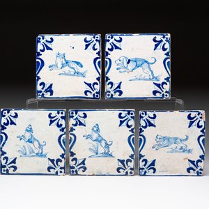 Five blue and white Dutch Delft 'Candelabra' tiles with dogs and a fox, 17th C. — foto 1