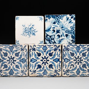 Five blue and white Dutch Delft tiles with floral design, 17th C. — 照片 1