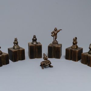 Five bronze 'animal' weights and two figures, Burma and India, 19th C. — photo 1