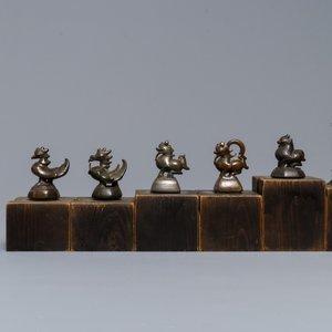 Five bronze 'animal' weights and two figures, Burma and India, 19th C. — photo 5