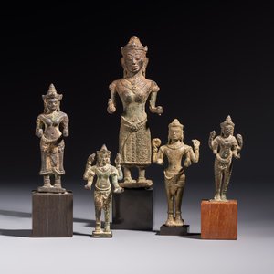 Five bronze figures of divinities, probably Cambodia, 12/13th C. — foto 1