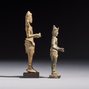 Five bronze figures of divinities, probably Cambodia, 12/13th C. — foto 11