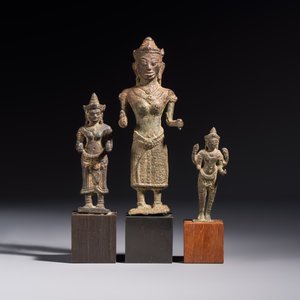 Five bronze figures of divinities, probably Cambodia, 12/13th C. — foto 2