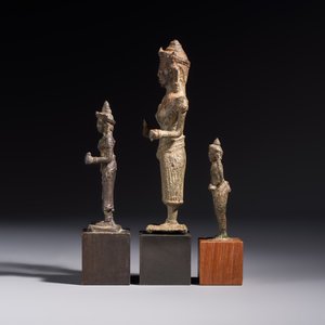Five bronze figures of divinities, probably Cambodia, 12/13th C. — foto 3