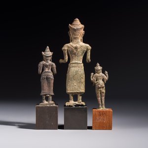 Five bronze figures of divinities, probably Cambodia, 12/13th C. — foto 4