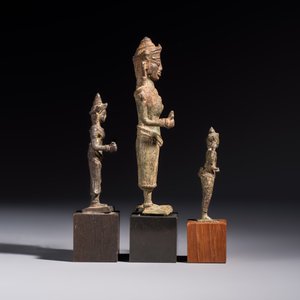 Five bronze figures of divinities, probably Cambodia, 12/13th C. — foto 5