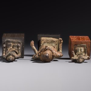Five bronze figures of divinities, probably Cambodia, 12/13th C. — foto 6