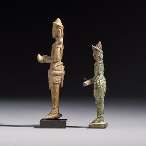 Five bronze figures of divinities, probably Cambodia, 12/13th C. — foto 9