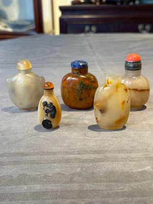 Five Chinese agate snuff bottles, 19/20th C. — foto 1