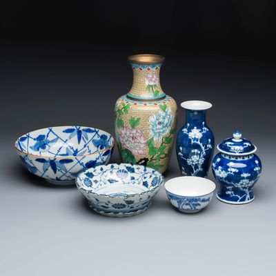 Five Chinese and Japanese blue and white wares and a cloisonné vase, Zhengtong and Jing De Zhen Zhi 景德鎮製 marks, 19/20th C.