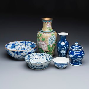Five Chinese and Japanese blue and white wares and a cloisonné vase — foto 1