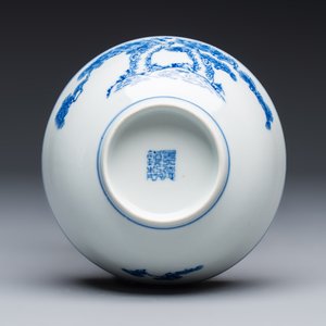 Five Chinese and Japanese blue and white wares and a cloisonné vase — foto 11