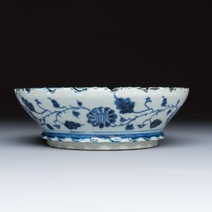Five Chinese and Japanese blue and white wares and a cloisonné vase — foto 12