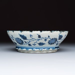 Five Chinese and Japanese blue and white wares and a cloisonné vase — foto 13
