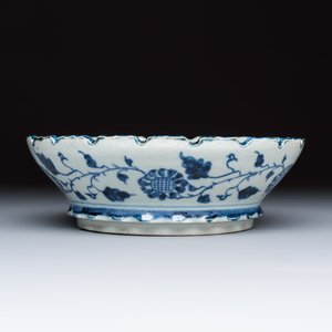 Five Chinese and Japanese blue and white wares and a cloisonné vase — foto 14