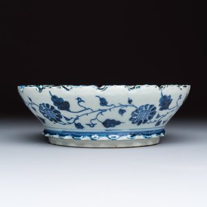 Five Chinese and Japanese blue and white wares and a cloisonné vase — foto 15