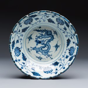 Five Chinese and Japanese blue and white wares and a cloisonné vase — foto 16