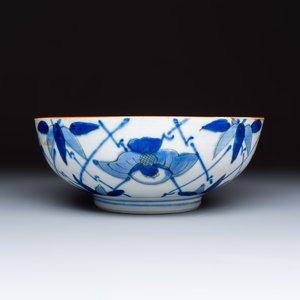 Five Chinese and Japanese blue and white wares and a cloisonné vase — foto 18