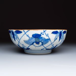 Five Chinese and Japanese blue and white wares and a cloisonné vase — foto 19