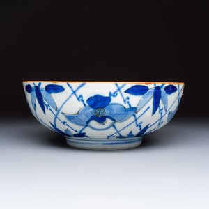 Five Chinese and Japanese blue and white wares and a cloisonné vase — foto 20
