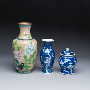 Five Chinese and Japanese blue and white wares and a cloisonné vase — foto 2