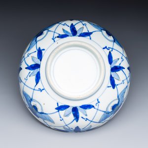 Five Chinese and Japanese blue and white wares and a cloisonné vase — foto 23