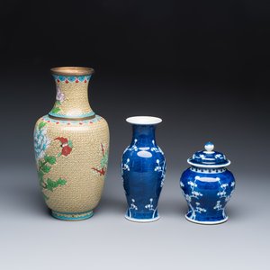 Five Chinese and Japanese blue and white wares and a cloisonné vase — foto 3