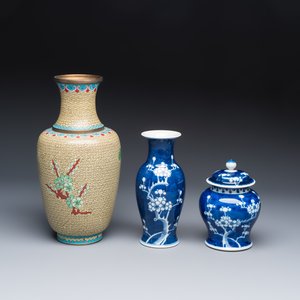 Five Chinese and Japanese blue and white wares and a cloisonné vase — foto 4
