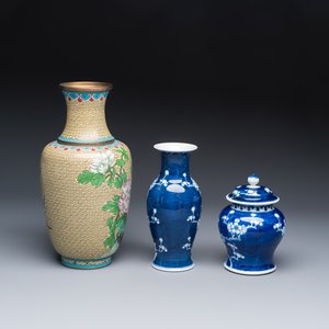 Five Chinese and Japanese blue and white wares and a cloisonné vase — foto 5