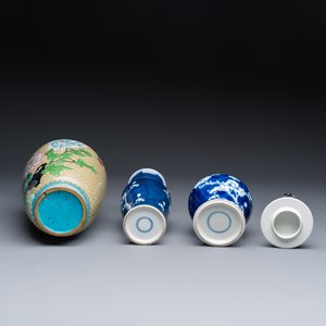 Five Chinese and Japanese blue and white wares and a cloisonné vase — foto 7