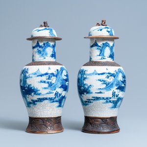 Five Chinese blue and white and famille rose vases, 19th C. — 照片 3