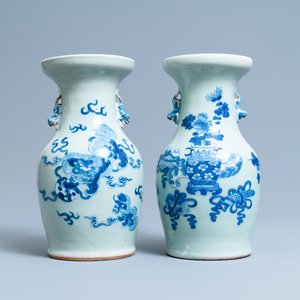 Five Chinese blue and white and famille rose vases, 19th C. — 照片 10
