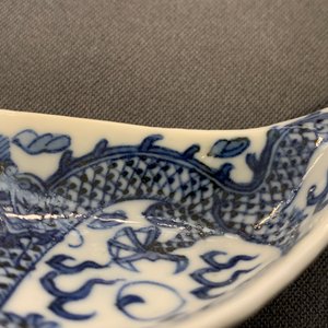 Five Chinese blue and white and polychrome 'dragon' spoons, 19/20th C. — photo 13