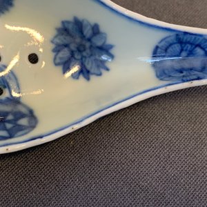 Five Chinese blue and white and polychrome 'dragon' spoons, 19/20th C. — photo 15
