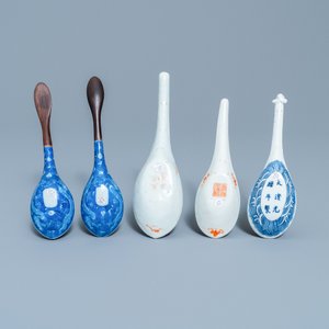 Five Chinese blue and white and polychrome 'dragon' spoons, 19/20th C. — photo 3