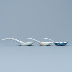 Five Chinese blue and white and polychrome 'dragon' spoons, 19/20th C. — photo 5